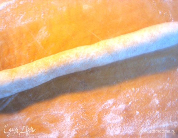 Из каждой части катаем жгут толщиной с палец или тоньше.