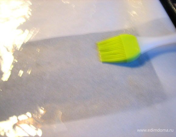 На противень стелим пергамент, смазываем растит. маслом.