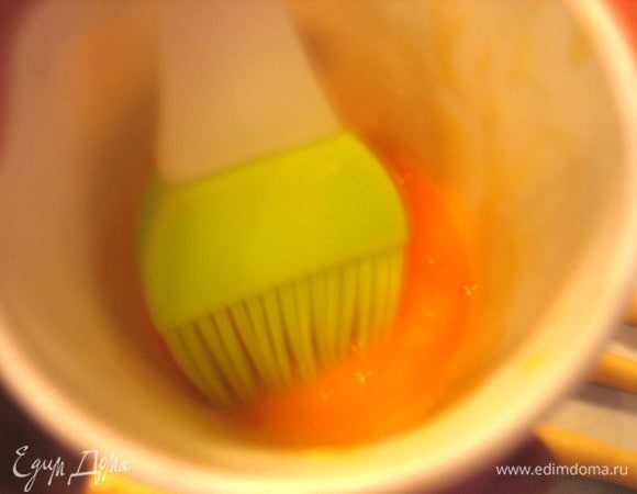 Желтки слегка взбиваем вилкой.