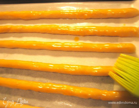 Смазываем жгутики желтком. Даём высохнуть минут 5-7.