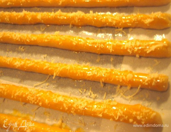 И присыпаем на второй слой желтка. Можно нарезать на три части, но я решила оставить большие палочки, чтобы аппетитно ломать потом)))