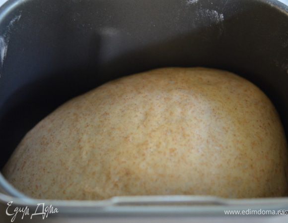 Заложить все в хлебопечку, как в инструкции сказано, сначала жидкие ингредиенты, затем сухие, заканчиваем дрожжами. У меня ушло ровно 2 стакана хлебной муки для х/печки и 1 1/2 цельнозерновой. Дробь у меня таблица не принимает.
Или вручную смешаем 3 первых ингредиента и дать постоять 5 мин. Добавить яйцо, затем следующие 3 ингредиента. Смешиваем все . Добавляем муку, перемешиваем хорошо,формируем в мягкое тесто.
Выложим в большое смазанное блюдо,закрыть пленкой и поставим в теплое место без сквозняка на 45-55 мин.