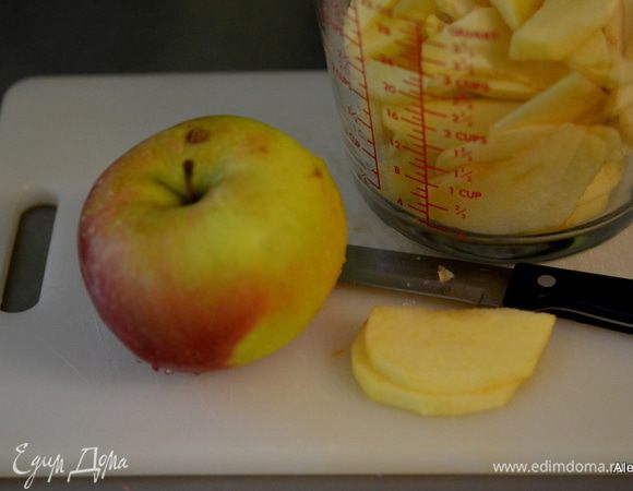 Яблоки сладкие предварительно очистим и порежем тонко.