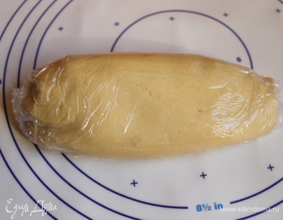 Смешаем все ингредиенты для теста кроме муки. Масло должно быть мягким. Добавляем постепенно муку. Замесим тесто. Оно будет мягким и податливым. Завернем его в целлофан, и уберем в холодильник на час.