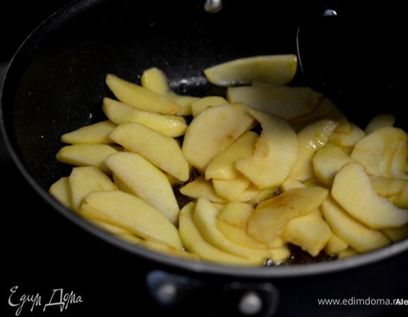 Приготовим начинку:
Растопим 1 стол.л. слив. масла на средне-высоком огне. Добавим яблоки, изюм и коричневый сахар. Тушим примерно 5 мин. или до хрустящего нежного состояния. Дать остыть 30 мин.