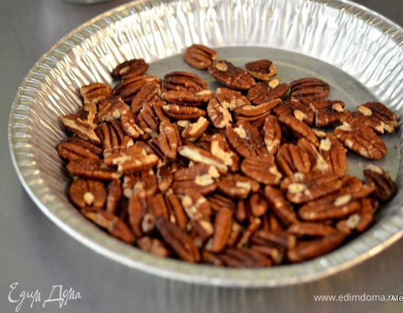 Смешаем 3/4 стак. сахарного песка с корицей. Пекан подсушим в духовке. Поломаем.