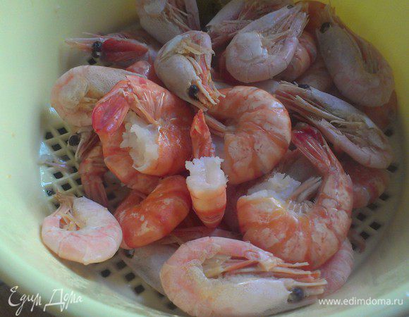 Довести до кипения креветки в воде со специями. Слить воду, отсудить и почистить.