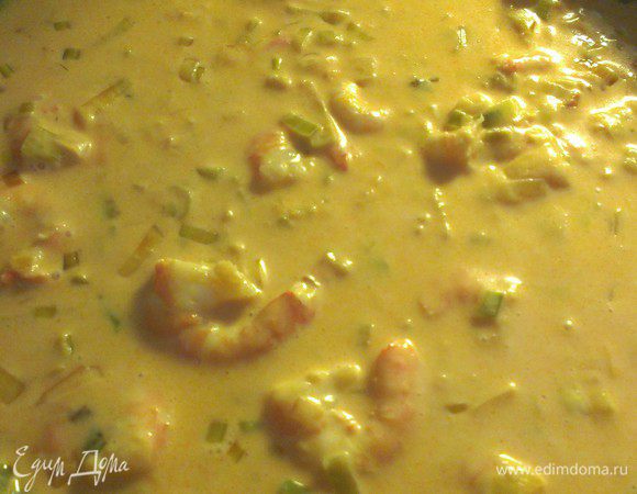 Влить сливки, довести до кипения, но не кипятить. Приправить соус солью, чесноком и черным перцем.