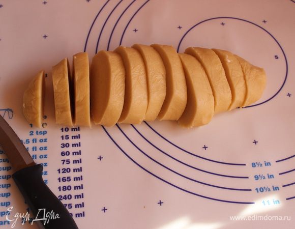 Тесто наше уже готово! Нарезаем его на сегменты по 1 см шириной.