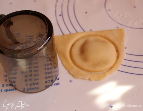 Накрываем начинку другой стороной лепешки, слегка прижимаем и вырезаем стаканом.