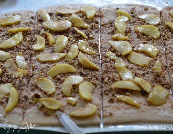 Затем выложим яблоки и орехи.
Линейкой или на глаз поделим тесто на ровные 4 части.