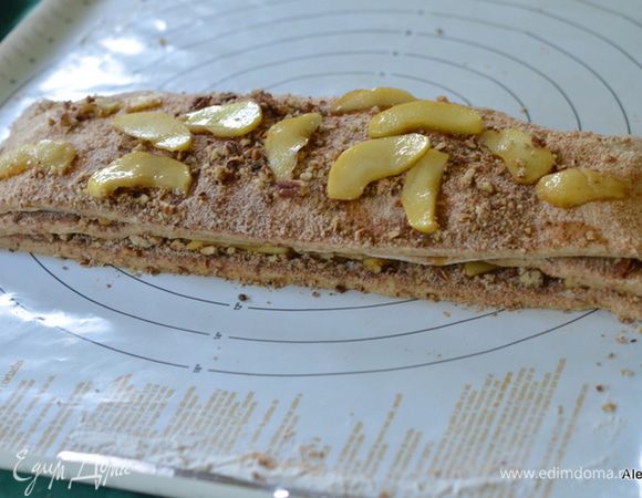 Аккуратно выложим слои друг на друга стопкой.