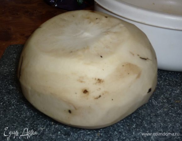 Редечку заботливо отмываем от матушки-земли, снимаем черную шкурочку, под которой прячется нежнейшая сочная и хрусткая белоснежная красотка.