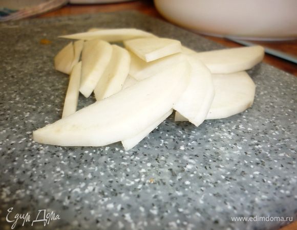 Теперь острым ножичком нашу красотку нашинкуем тоненькими ломтиками. Если есть проблемы с зубами, то можно нарезать лапшичкой, как на корейский салатик. А вот терка тут совершенно лишняя, она только нарушит хрустальную структуру.