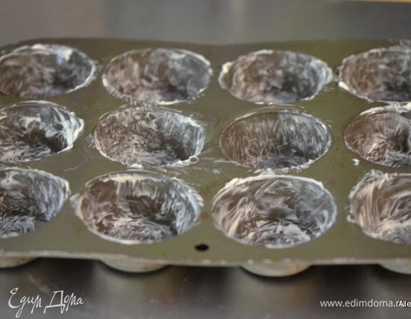 Смажем обильно формочки 12 шт. сливочным маслом.