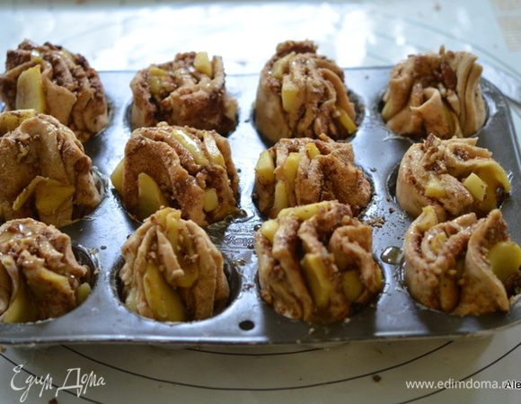 Аккуратно берем квадратики и выкладываем в формочки слегка свернув. Ставим место без сквозняков на расстойку на 45 мин. Затем в духовку на 190°С,выпекать 18-20 мин.