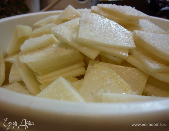 А теперь избавляемся от горечи и специфического запаха. Складываем симпатичные ломтики в контейнер или кастрюльку. Тут особой разницы нет. Лишь бы крышка была. Посыпаем крупной солью. Щедро. Но без фанатизма. Перемешиваем тщательно и убираем в холодильник. На часика 3-4, а лучше на ночь.