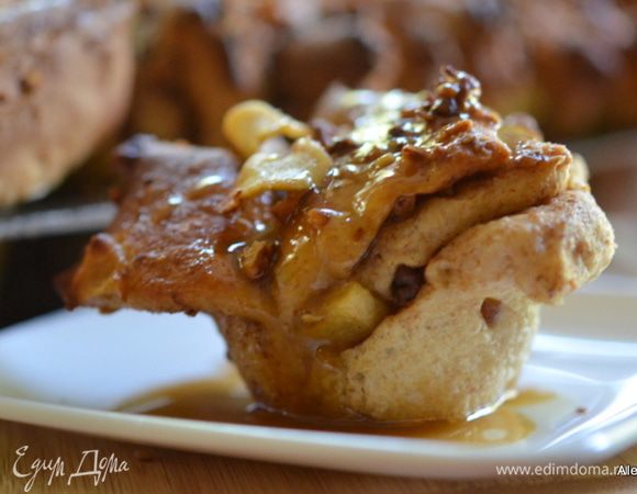 Приготовим глазурь.
В кастрюльке с тяжелым дном растопить сливочное масло для глазури,добавить коричневый сахар. Довести до кипения, помешивая. Снять с огня.
Сбрызнуть глазурью теплую выпечку. Подаем к столу. Наслаждаемся.