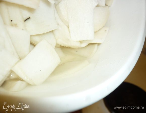 Вот и время обеда (ужина) подошло. Достаем редьку из холодильника. Открываем крышку... Ого!!! Сколько там сока... Беспощадно сок сливаем. Совсем. До капельки. Пробуем ломтик. Если сильно соленый, то можно даже промыть в дуршлаге. Если соли маловато, то... солонка всегда под рукой...