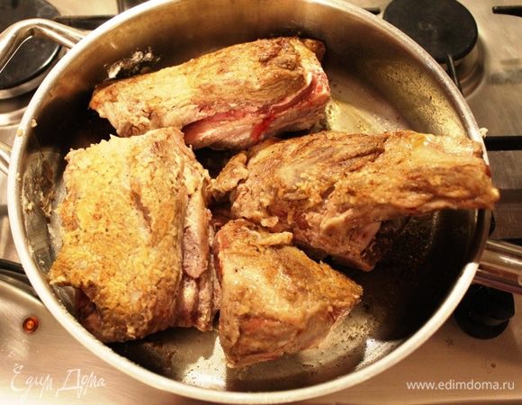 Муку смешать со специями. Я обычно добавляю черный свежемолотый перец и соль. В данной смеси обвалять кусочки мяса. В глубокой сковороде растопить сливочное масло и добавить половину оливкового масла. Разогреть. Обжарить с двух сторон мясо 4-5 минут до золотистого цвета.