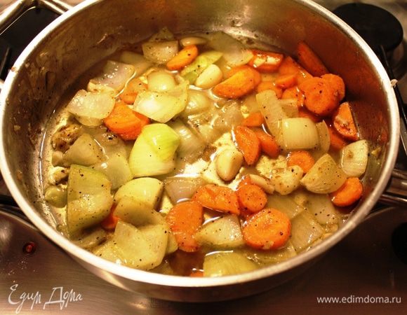 Обжаренное мясо убрать в глубокую жаропрочную емкость. У меня глиняная кастрюлька. В сковороде, где жарилось мясо, обжарить 2 минуты лук, морковь, чеснок (можно добавить стебель сельдерея), присолить и поперчить. Накрыть крышкой и оставить на несколько минут. Далее, добавить белое вино и на большом огне подержать 1-2 минуты, чтобы выпарился алкоголь. 