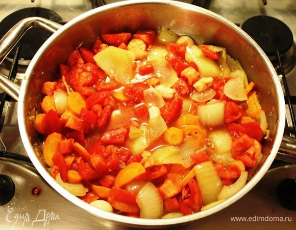 Добавить порезанные помидоры и подержать под крышкой на среднем огне 2-3 минуты. Общее время приготовления овощей - не более 10 минут. Разогреть духовку до 180 градусов.
