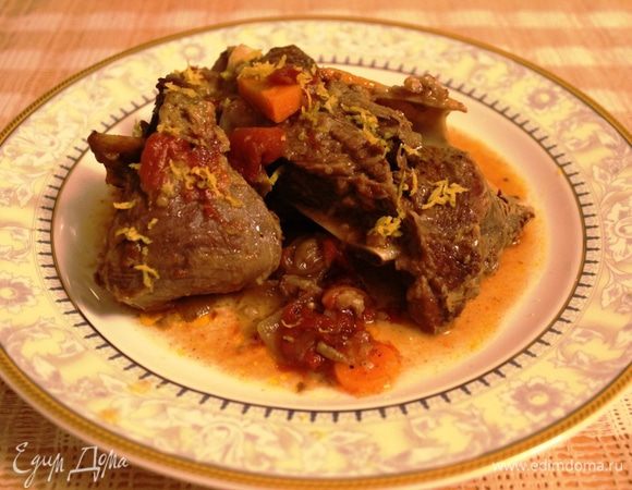 Вкусная и нежная баранина готова! При подаче можно посыпать тертой цедрой лимона и рубленной мятой. Приятного аппетита!
У Юлии Высоцкой есть подобный рецепт http://www.edimdoma.ru/retsepty/37128-tomlenaya-baranina-s-ovoschami, но я брала рецепт из книги шеф повара Феррана Адриа.