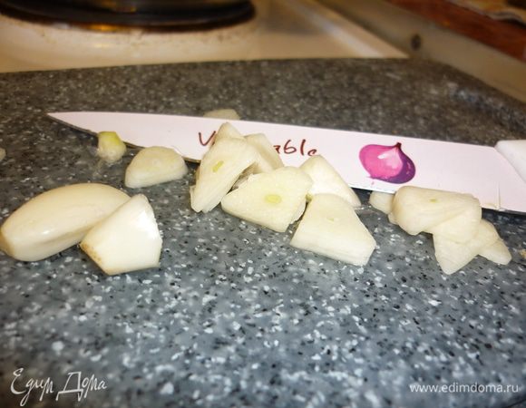 Дольки чеснока порубать на пластиночки. Можно пропустить через давилку. Но мне больше нравятся пластиночки.