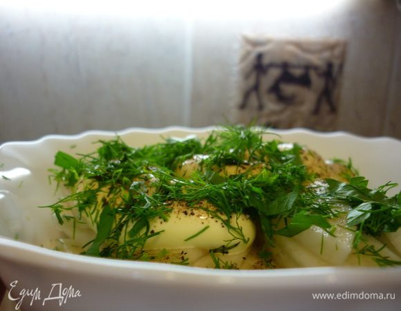 Чеснок отправляем на свидание к редьке, теперь поддадим перцу (черного молотого) и, чтоб русская противопростудная свадьба этих иммуномодуляторов заиграла и пошла по маслу, все тщательно перемешиваем с майонезом или постным маслом, чтоб все завертелось, закружилось... А потом припорошим крошеным укропчиком, петрушечкой и на стол. Вкус нежный. Горечь и "русский" редечный дух слились вместе с лишним соком. Остались вкус и польза. Кушайте НА ЗДОРОВЬЕ!