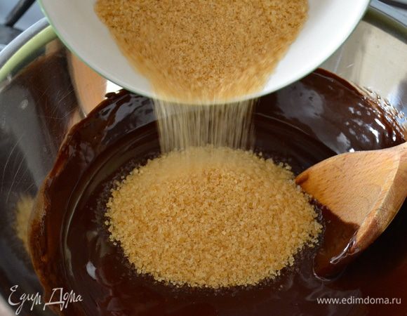 Всыпать сахар и еще раз размешать.