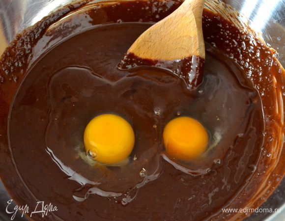 Следом добавить яйца. Размешать и добавить экстракт ванили или ванилин.  