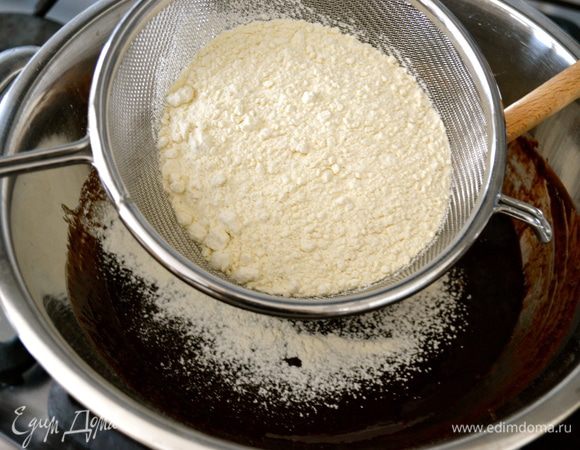 Прямо в миску просеять муку с разрыхлителем. Как следует перемешать, чтобы масса получилась без комочков.