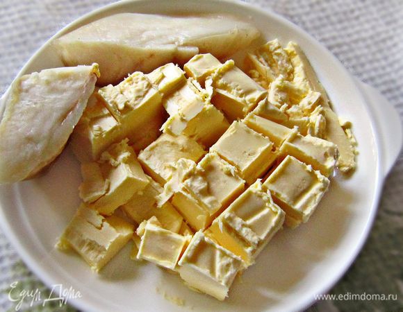 Сливочное масло нарезать кубиками и нагреть до комнатной температуры.