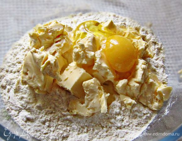 Смешать муку, яйцо, сливочное масло и щепотку соли. Замесить тесто, скатать его  в шар, завернуть в пищевую плёнку и убрать в холодильник.