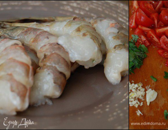 Подготовить необходимые продукты: Черри разрезать пополам, или четвертинкам. Листики петрушки и базилика отделить от стебельков и крупно порвать руками. Чеснок – мелко порезать ножом. Креветки очистить (оставляем хвостики), разрезать вдоль, извлечь вену, промыть.