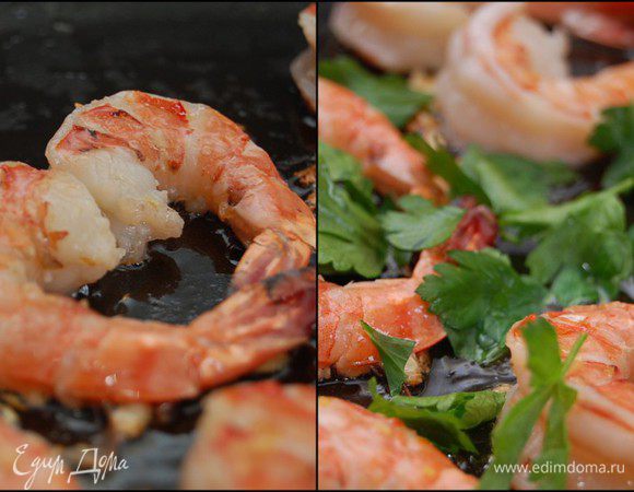 Переворачиваем креветки на другую сторону еще около минуты обжариваем + зелень