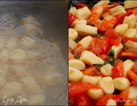 Готовую пасту выловить в сковороду, все перемешать.