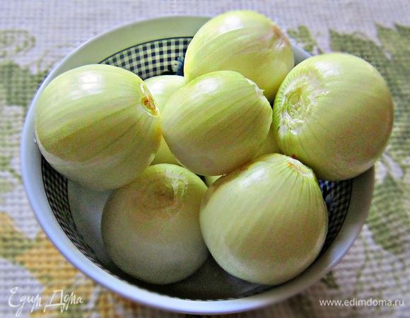 Тем временем подготовим начинку. 
Очистить лук.