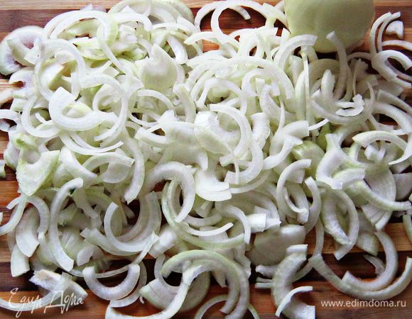Нарезать лук полукольцами.