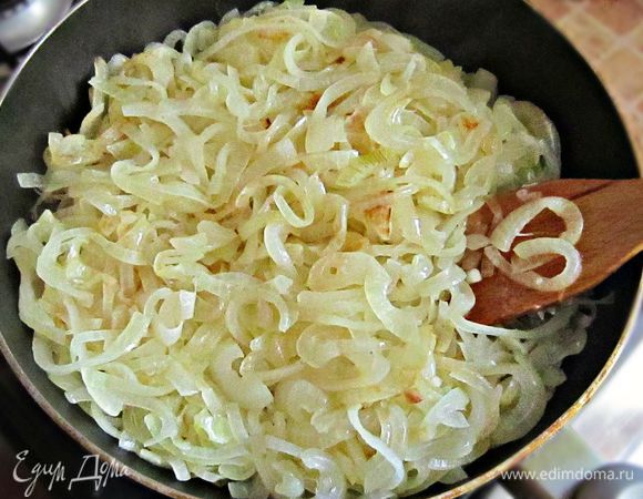 В сковороду налить растительное масло и обжарить лук до золотистого цвета. 