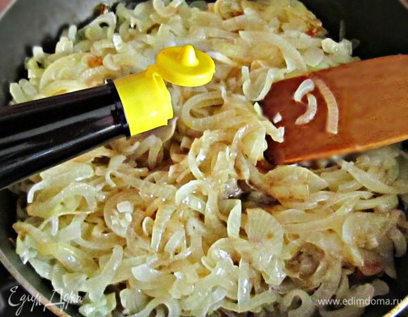 Снять с огня. Добавить соевый соус.