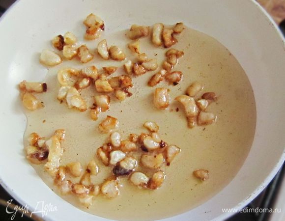 Сало нарезать на маленькие кусочки и обжарить на сковороде. От вкуса и качества сала очень зависит вкус самого пирога. Вы можете поэкспериментировать, руководствуясь своему вкусу, выбрав бекон, свиное сало, куриный жирок и даже курдючный жир!! Растопленный жир добавить к луку, поджаренное сало оставить.