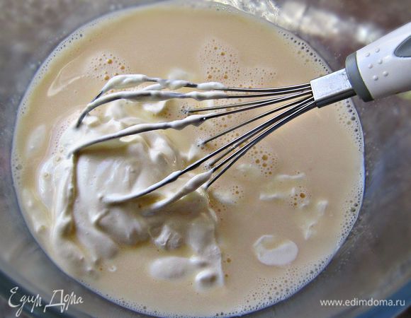 В отдельной миске взбить яйца, добавить сметану, молоко, соль и тщательно перемешать.