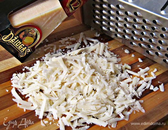 Сыр Джюгас натереть на крупной тёрке.