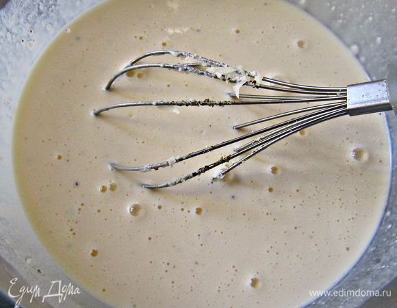 Добавить натёртый сыр к яичной массе, приправить чёрным молотым перцем.
