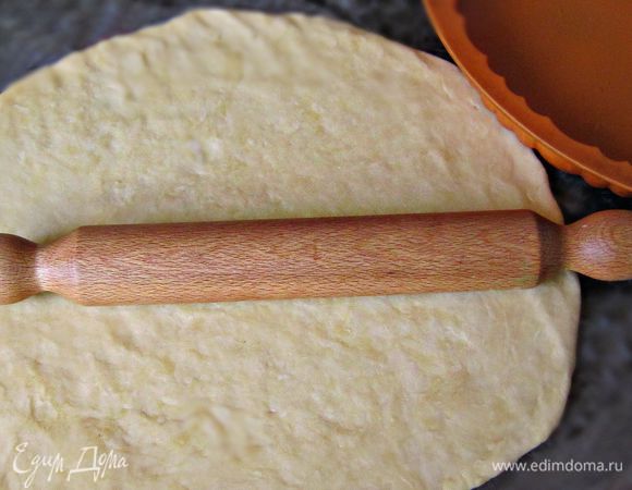 Тесто достать из холодильника и раскатать по размеру чуть больше формы для выпекания.  