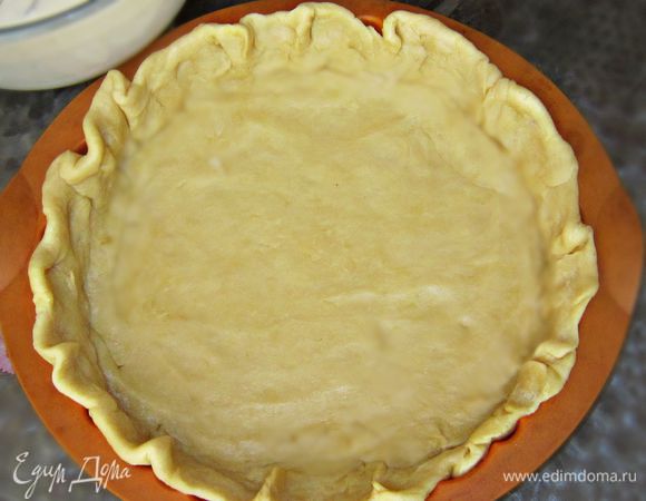 Тестом покрыть круглую форму, формируя бортики.