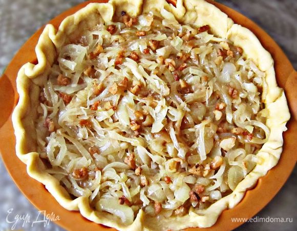 На тесто выложить луковую начинку, сверху выложить сало...