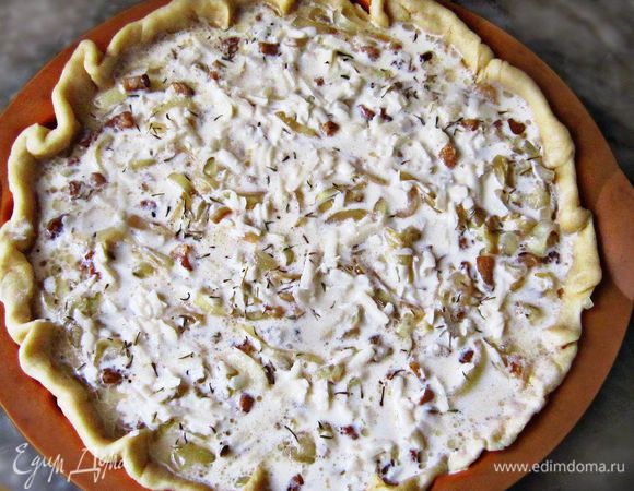 ...смесь из молока, яиц, сметаны и сыра. Сверху посыпать тмином.
Форму поставить в предварительно нагретую до 180г духовку и выпекать 40-45 мин. Поскольку у меня форма для выпечки силиконовая, то я не нагревала предварительно духовку и время выпечки увеличила до 50 мин.