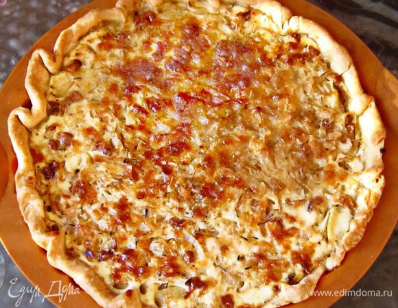 Подавать пирог тёплым, хотя и холодный он очень вкусный. Но здесь - на любителя!!))